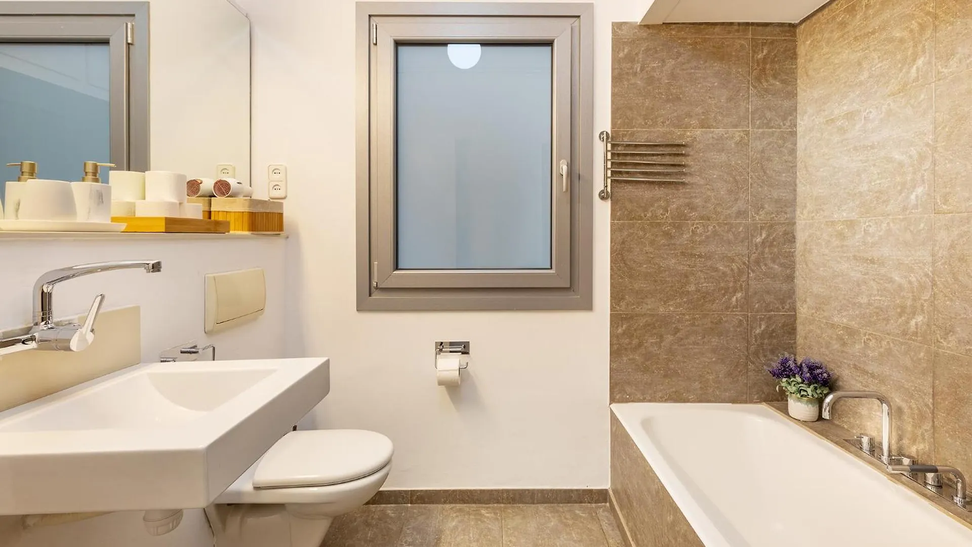 Large & Beautiful Apartment 4Min From Passeig De Gracia 巴塞罗那